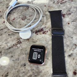 Apple SE Watch With Band And Charger