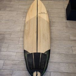 5'10" Spicy Surfboard Epoxy 35.7 Liters + Fins & Leash!
