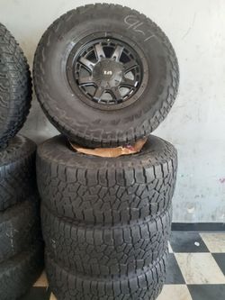 Bendo un set de Rines nuevos con llantas usados 31570R17 para Toyota Tacoma Chevy silverado