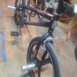 Razor free style  blk  red on the side