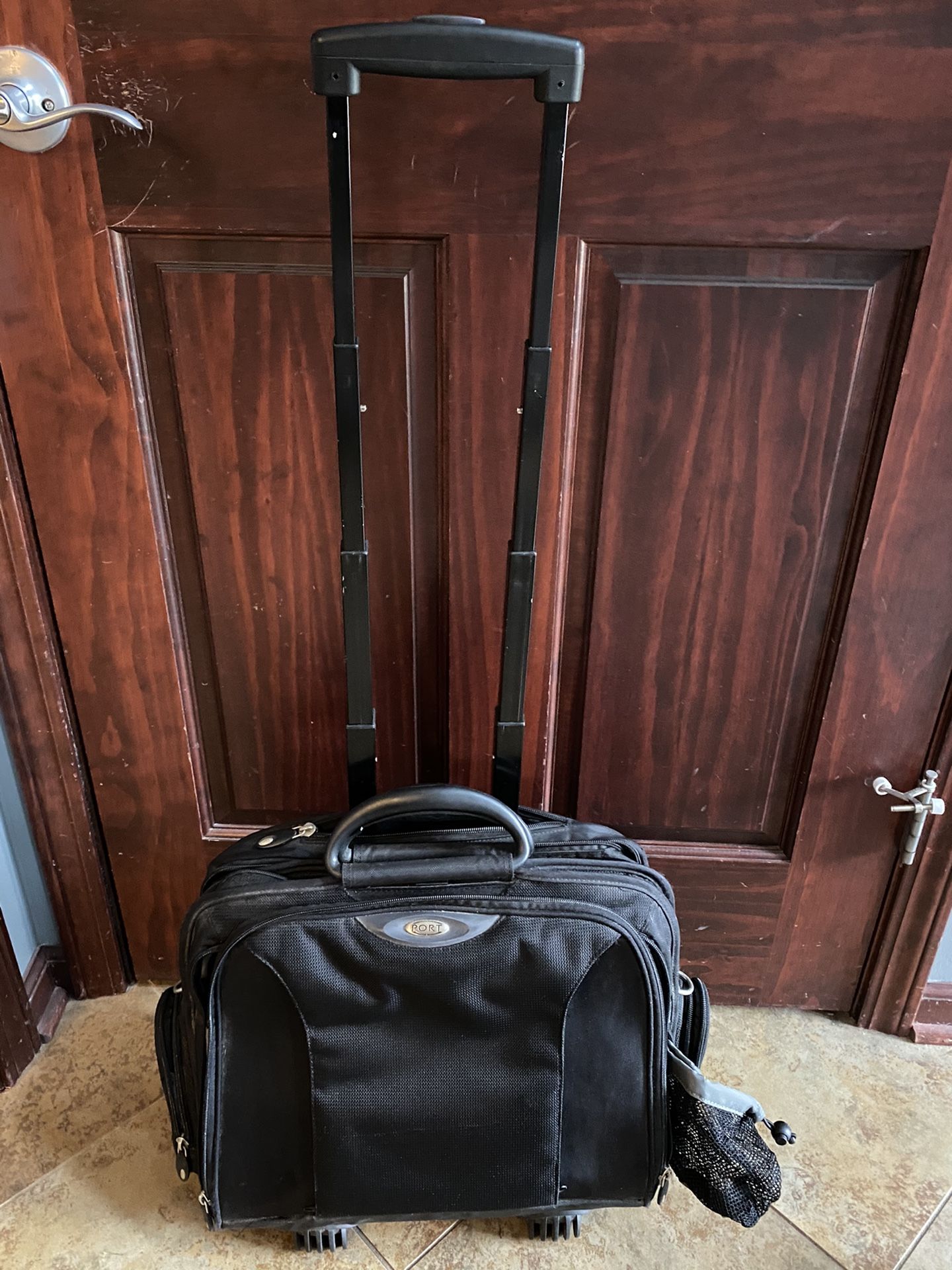 Port computer bag, retractable handle, Carry strap, many pockets, padding, roller wheels, etc.