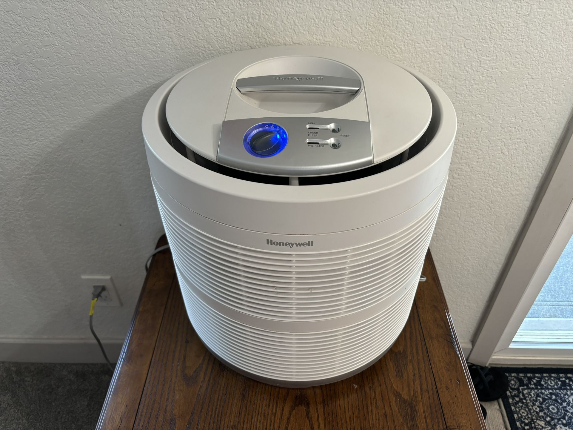 2 Air Purifier Honeywell True HEPA Allergen Removal 50250-S In Great Condition