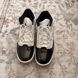 Women’s Jordan 11 ( size 9)