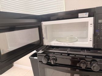 Whirlpool Gas Range with Microwave – Black – Great Condition