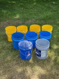 5 gallon plastic buckets 9 fogr $12
