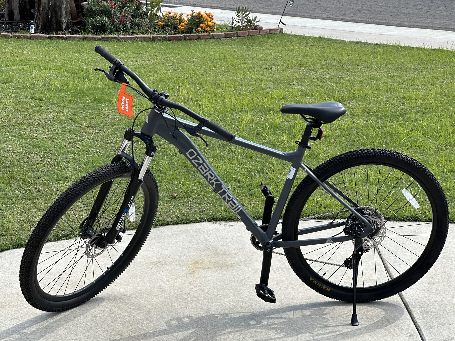 29" Ozark Trail Ridge Mountain Bike, Large Frame, Fits Riders 5'9" - 6'2"t, Gray,