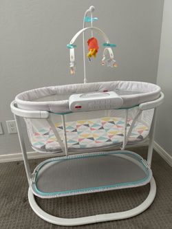 Fisher-Price Soothing Motions Bassinet –  with Music, Vibration and Mobile