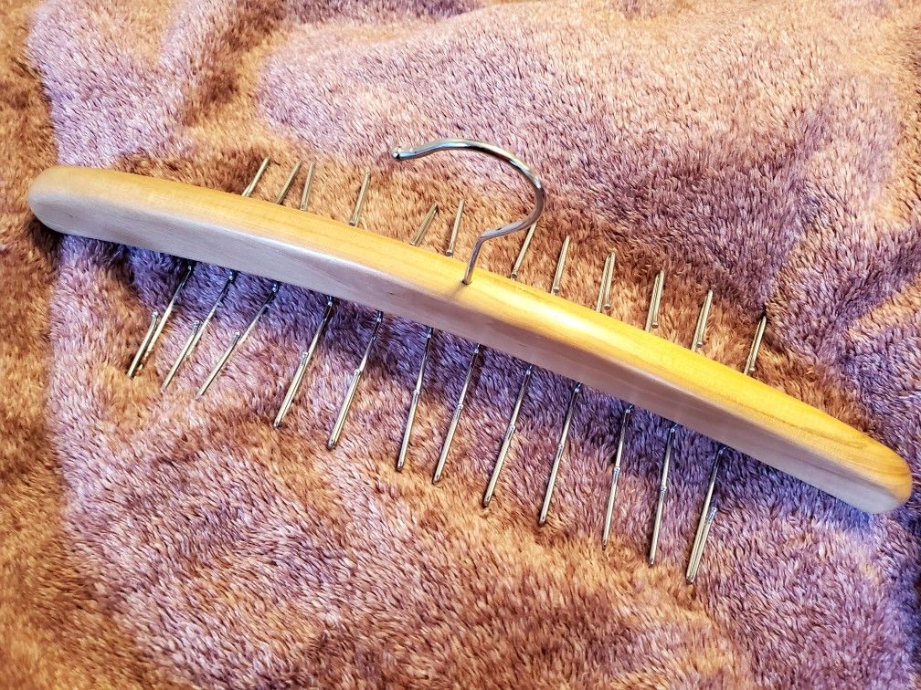 Fdit Closet Tie Rack, 24 Hooks Tie Hanger, For Organizer Belts, Scarves, Bag Home
Description:
The 24 strong polished swivel hooks grips all your tie