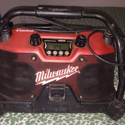 milwaukee speaker works good only cord 