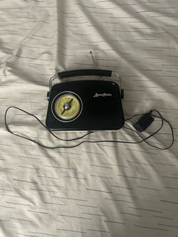 Byron Statics Retro Portable AM/FM Radio
