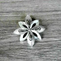 Gorgeous Trifari Star Brooch/Broche