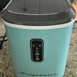 Frigidaire Retro Ice Maker – Light Blue