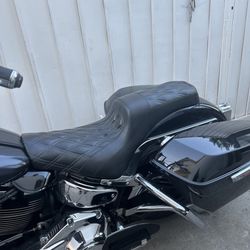 Custom Seat M8 Softail 