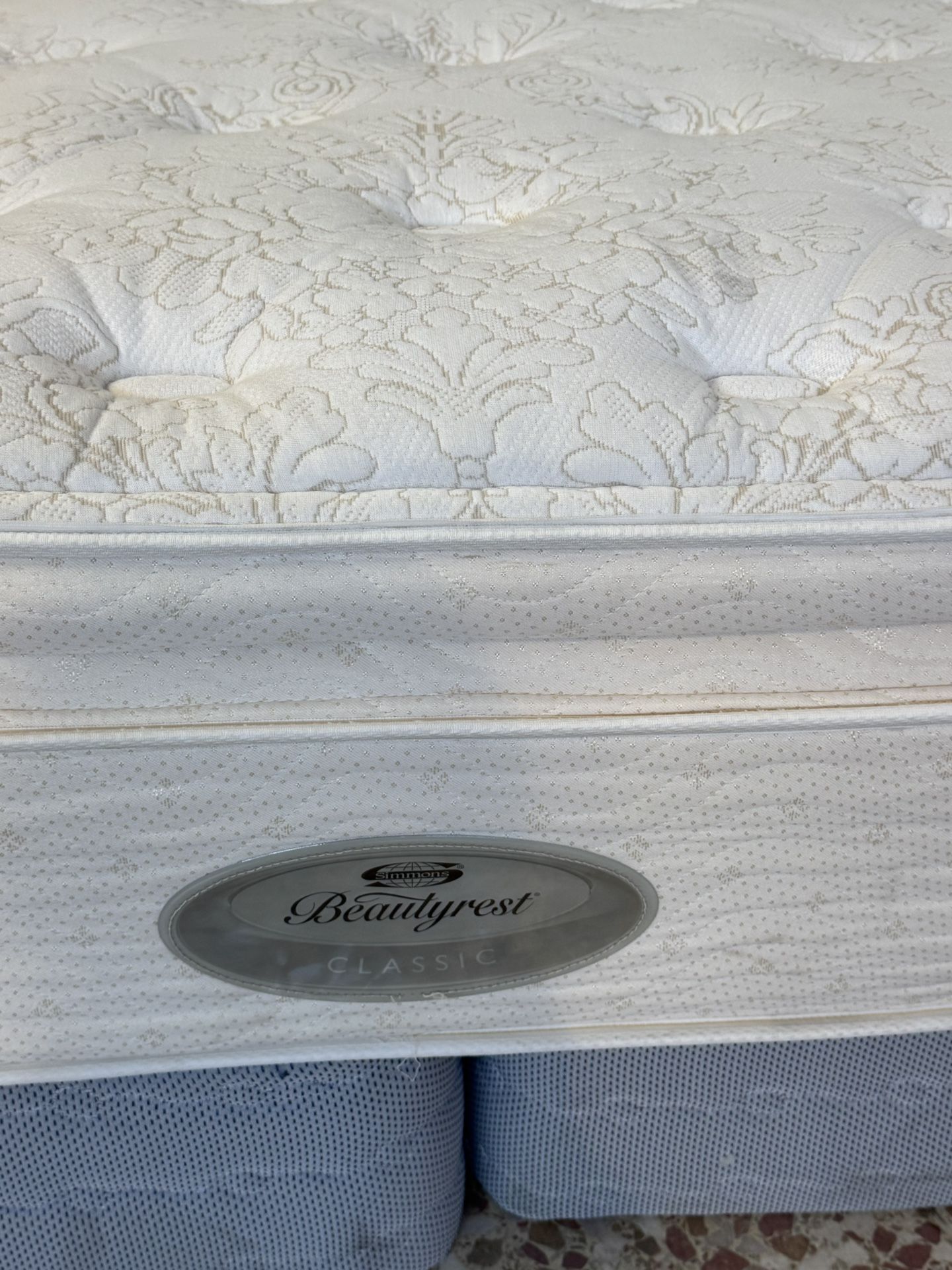 USED KING SIZE PILLOWTOP PLUSH MATTRESS WITH BOX SPRINGS DELIVERY 🚚 AVAILABLE