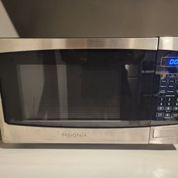 Insignia 0.9 cu ft Stainless Steel Microwave – Excellent Condition