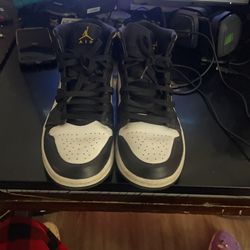 Air Jordan 1 Mid 'Black University Gold'