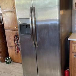 Frigidaire Refrigerator, Freezer, and Water/Ice Dispenser