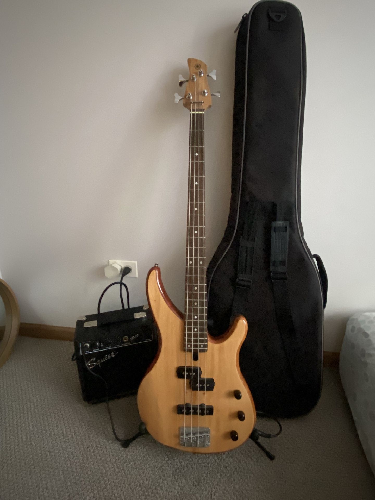 Yamaha 4 String Bass Guitar w Squier Amplifier