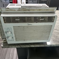 Midea Window Air Conditioning Unit 5000 BTU/h Model MAW05M1WWT
