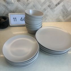 IKEA Plate Set (Gently Used)