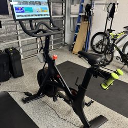 Peloton Bike With swing Monitor (2 Shoes And Small Weights)