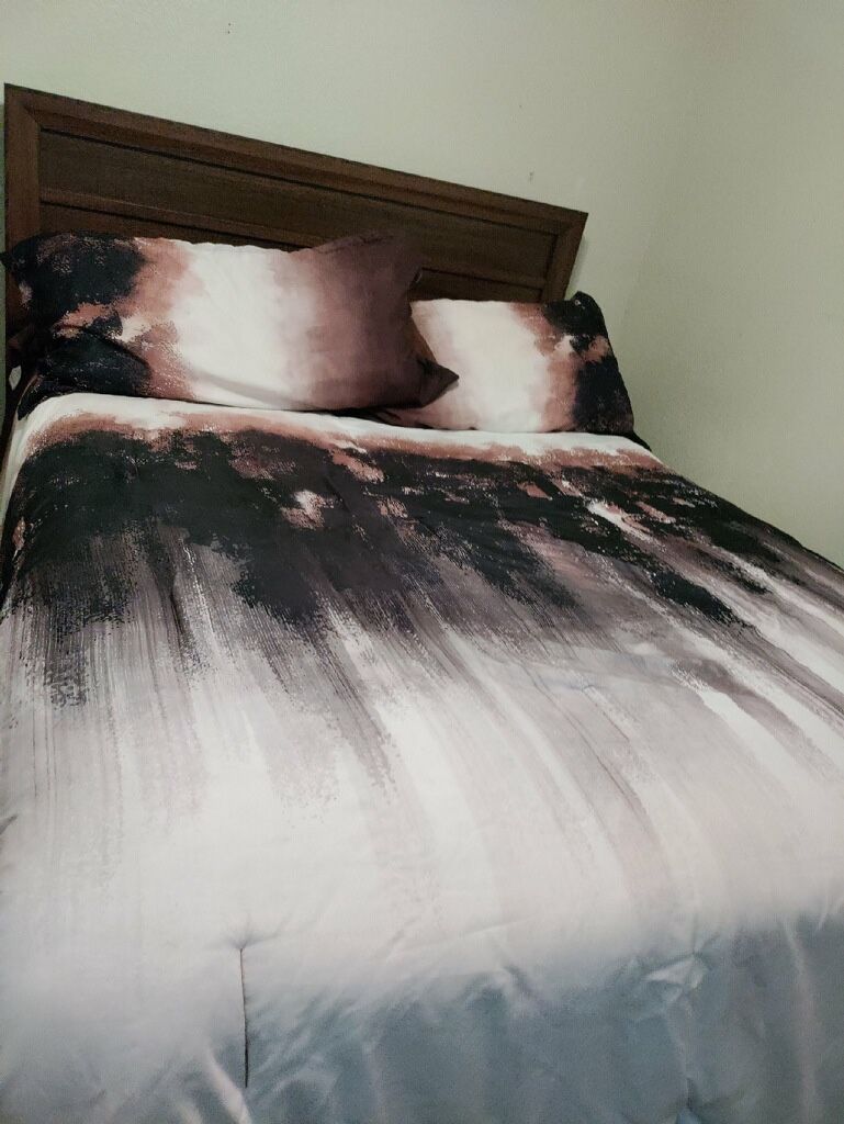 Queen Size BedAnd Dresser/Mirror