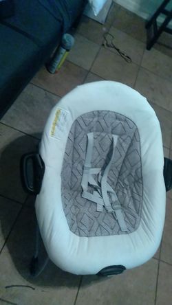 Baby bouncer with vibration