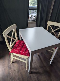 Extendable Dining Table + 4 Chairs – Great for Small Spaces