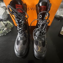 LIMITED EDITION - Louis Vuitton Monogram Laureate Desert Boots with patches Size 7