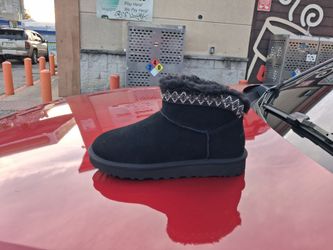 Brand New And Original Women Uggs boots size 6