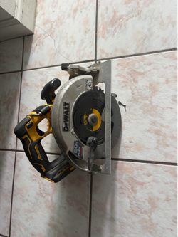DEWALT 20V MAX* 7-1/4" Circular Saw with FLEXVOLT ADVANTAGE