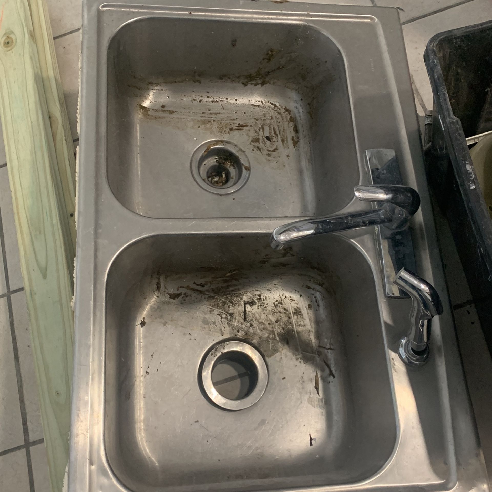 Kitchen Sink With Faucet .