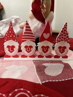 Gnome Love Valentine Decor