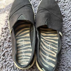 Various Toms slip ons w 9.5 new or gently used