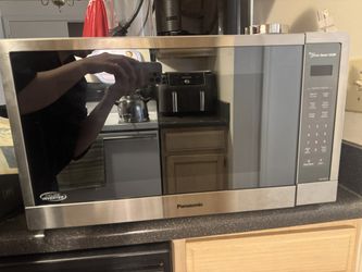 Panasonic 2.2 cu ft, 1250W Microwave Oven (Model NN-SN97JS)
