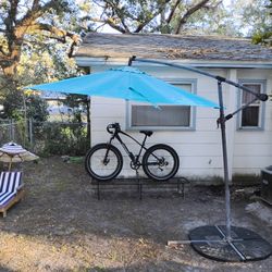 10X10 FT CANTILEVER UMBRELLA W/STAND $75