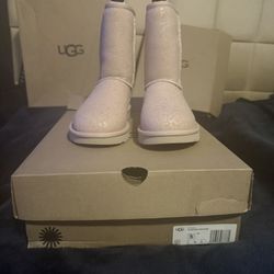 Ugg Botas.  Size #. 5. $ 70