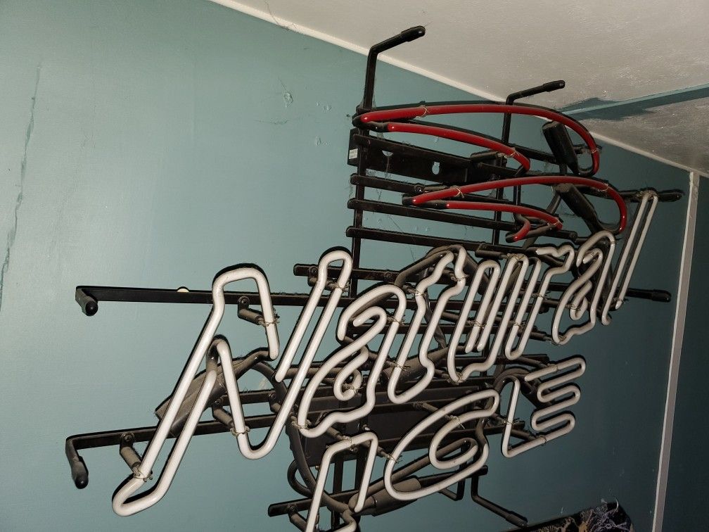 BEER GLASS TUBE NEON LIGHT..PRETTY BIG SIZE..COMES WITH DIMMER..PRETTY BRIGHT TEST IT BEFORE YOU BUY IT...