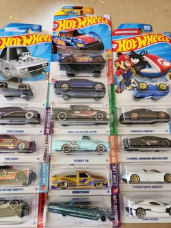 16 Hot Wheels