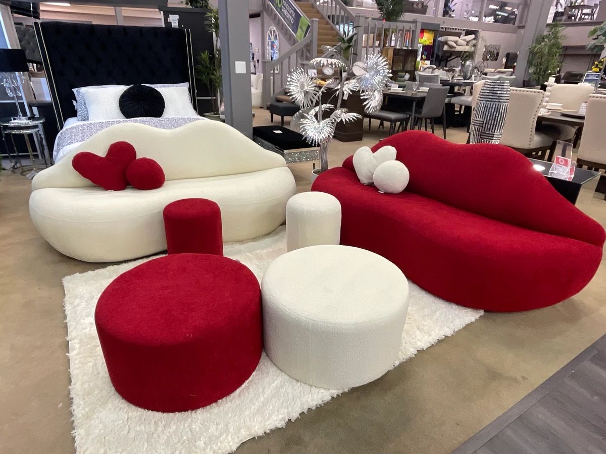 🌼Showroom,Web , Fast Delivery, Finance 🌼 Lips Kiss Boucle Loveseat Couch
