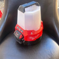 Milwaukee M18 18-Volt 2200 Lumens Cordless Radius LED Compact Site Light with Flood Mode (Tool-Only)