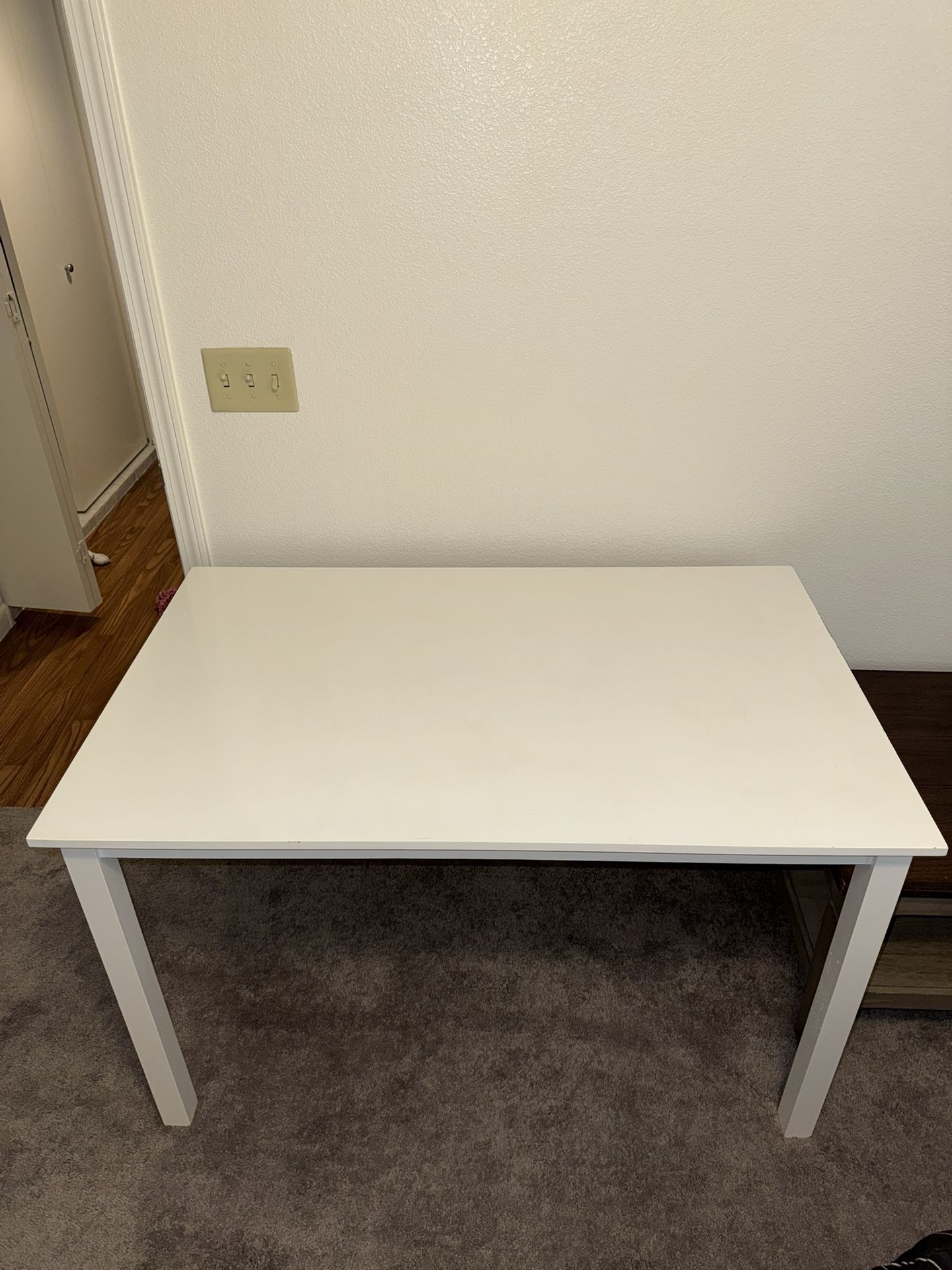 White Table/desk