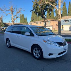 2011 Toyota sienna LE