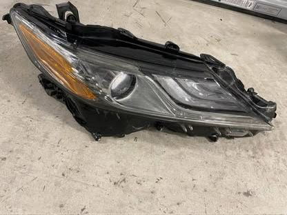 2019 TOYOTA CAMRY PASSENGER SIDE HEADLIGHT