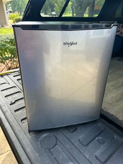 Whirlpool mini fridge 2.7cubic ft.