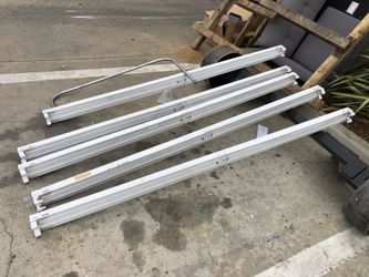 5 fluorescent light bars WITH bulbs.