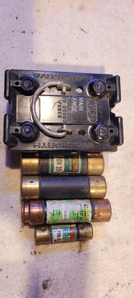 Wadsworth 30 amp Fuse Holder Pull Out + 4 fuses 