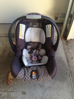 Chicco Keyfit 30 Infant Car Seat and Base, Lilla