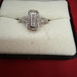 10 Kt Gold Round And Baguette Diamond Engagement Ring 