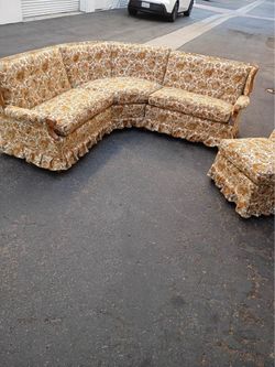 Vintage Floral 4-Piece Modular Sectional – Grandmillennial Statement Sofa-fabulous condition.